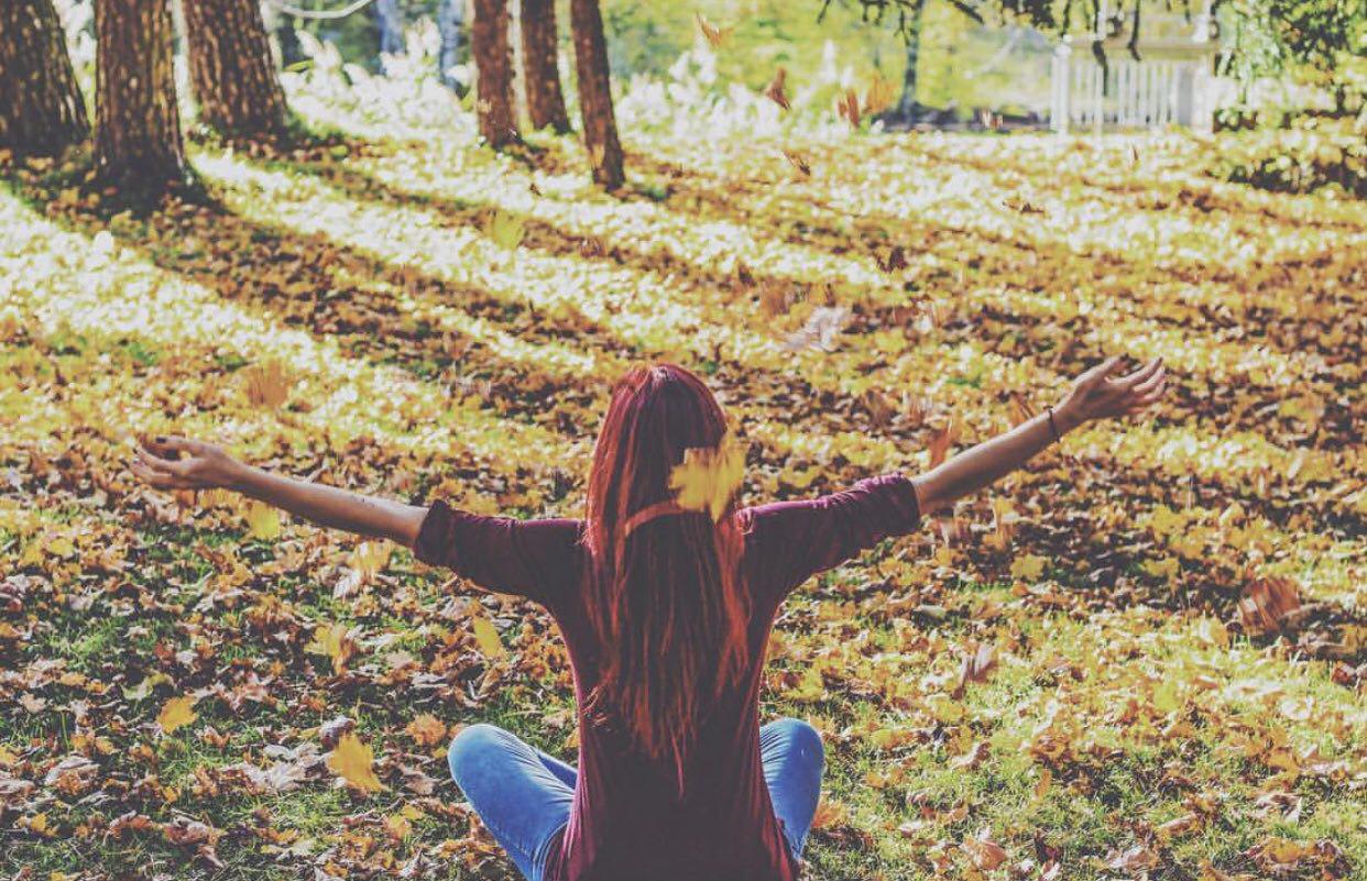 Sammy C - Herbst, autumn, laub, blätter, rote haare, red hair, leaves - cover